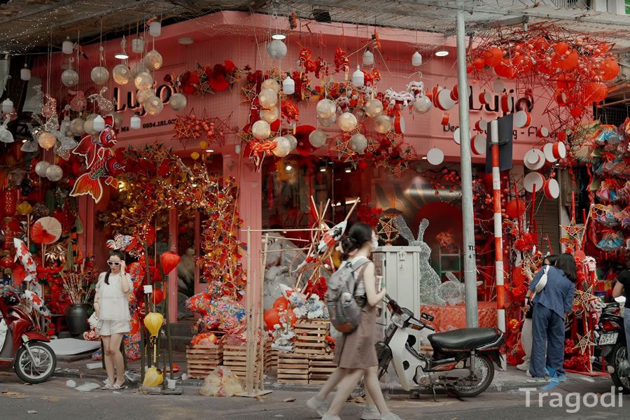 Explore Hanois Old Quarter