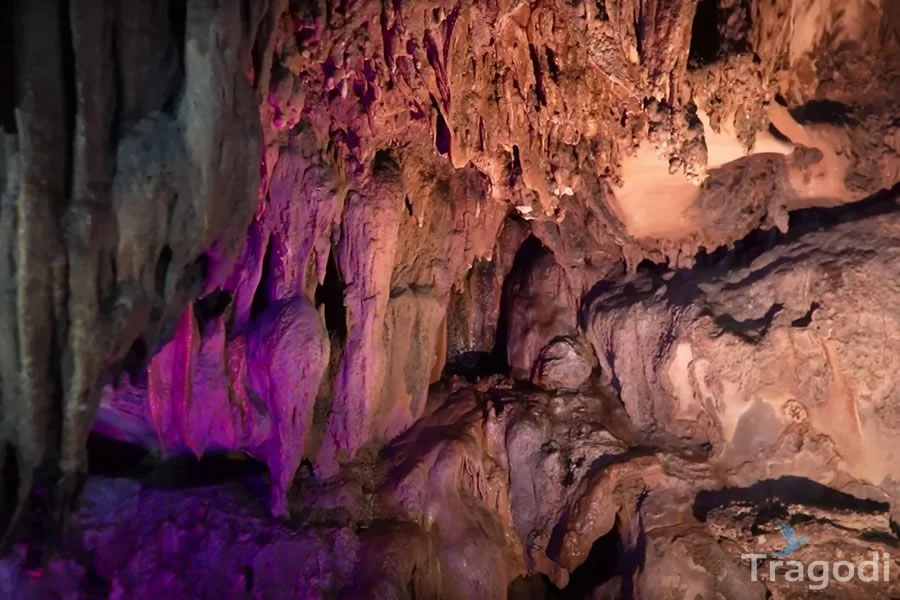 Visiting Trung Trang Cave