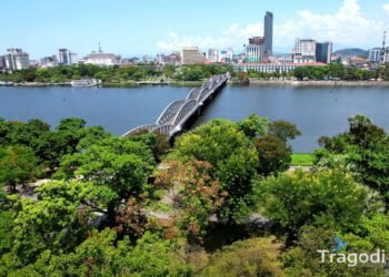 Location an climate of Hue